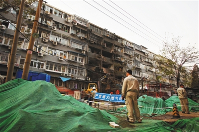 救援人員在現(xiàn)場排查。