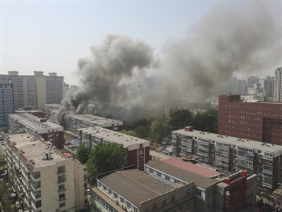 昨日，北京海淀區(qū)紅聯(lián)南村小區(qū)施工工地挖斷燃氣管道，造成爆炸引發(fā)居民樓火災，致1死2傷，發(fā)生爆炸起火現(xiàn)場濃煙滾滾。CICPHOTO/總匯 攝