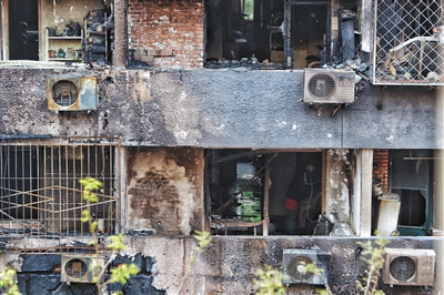 爆燃后的居民樓現(xiàn)場。