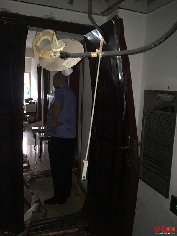 小區(qū)住戶屋內(nèi)爆炸，防盜門整體已經(jīng)彎曲