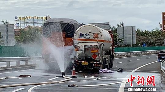 圖為處置現(xiàn)場(chǎng)。王蕾 攝 尹海明 攝