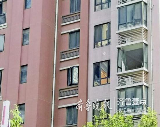 該住戶家的窗戶多處破損。 齊魯晚報·齊魯壹點記者 時培磊 攝